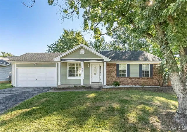 Photo 1 of Single family home for sale at 121 Oak Valley Dr, St Peters, MO 63376 | MLS# MIS26055432 | Listing updated on 2026-09-02