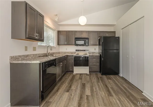 Photo 2 of Single family home for sale at 121 Oak Valley Dr, St Peters, MO 63376 | MLS# MIS26055432 | Listing updated on 2026-09-02