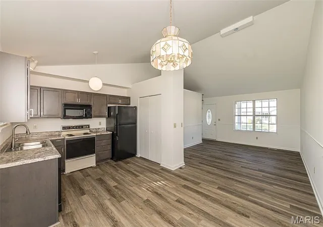 Photo 3 of Single family home for sale at 121 Oak Valley Dr, St Peters, MO 63376 | MLS# MIS26055432 | Listing updated on 2026-09-02