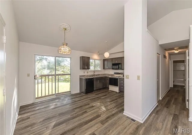 Photo 3 of Single family home for sale at 121 Oak Valley Dr, St Peters, MO 63376 | MLS# MIS26055432 | Listing updated on 2026-10-28