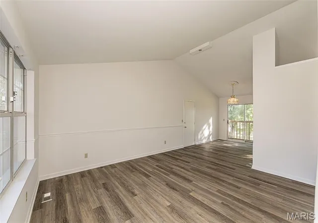 Photo 4 of Single family home for sale at 121 Oak Valley Dr, St Peters, MO 63376 | MLS# MIS26055432 | Listing updated on 2026-10-28