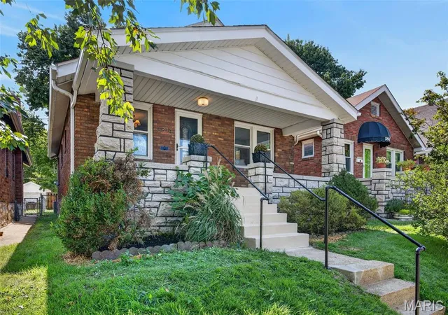 Photo 2 of Sale Pending at 3814 Burgen Ave, St Louis, MO 63116 | MLS# MIS26055447 | Listing updated on 2026-08-31