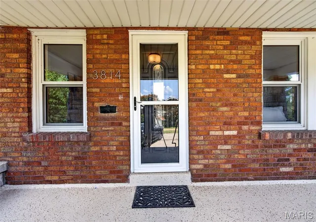 Photo 3 of Sale Pending at 3814 Burgen Ave, St Louis, MO 63116 | MLS# MIS26055447 | Listing updated on 2026-08-31