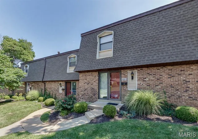 Photo 3 of Townhouse for sale at 230 Braeshire Dr #E, Ballwin, MO 63021 | MLS# MIS26055464 | Listing updated on 2026-08-29