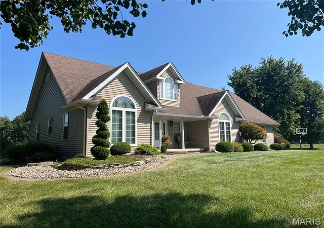Photo 2 of Single family home for sale at 1436 S Lake Dr, Carrollton, IL 62016 | MLS# MIS26055480 | Listing updated on 2026-09-20
