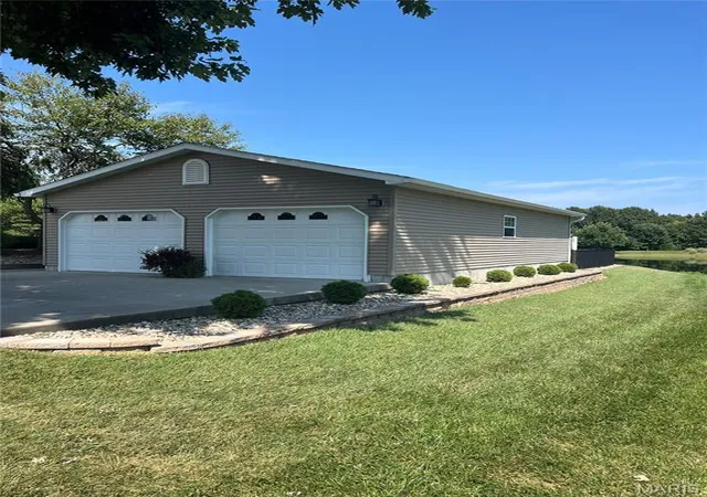 Photo 3 of Single family home for sale at 1436 S Lake Dr, Carrollton, IL 62016 | MLS# MIS26055480 | Listing updated on 2026-09-20