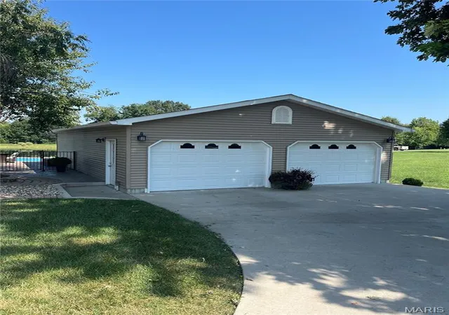 Photo 4 of Single family home for sale at 1436 S Lake Dr, Carrollton, IL 62016 | MLS# MIS26055480 | Listing updated on 2026-09-20