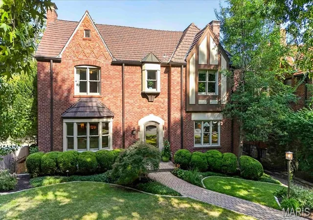 Photo 1 of Mansion for sale at 44 Broadview Dr, Saint Louis, MO 63105 | MLS# MIS26055481 | Listing updated on 2026-10-04