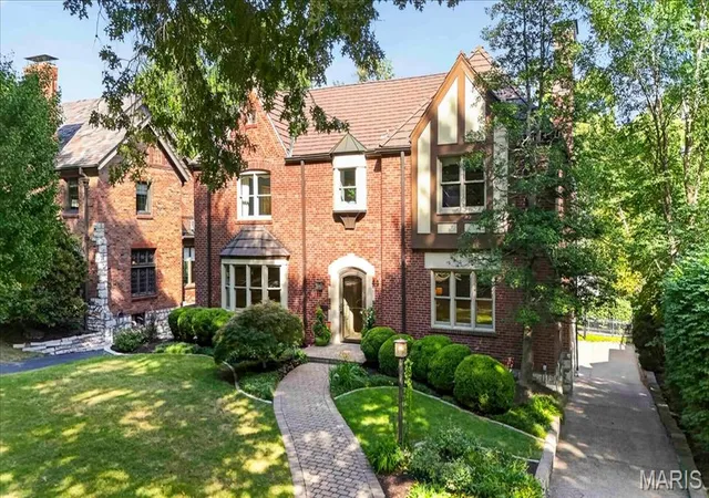 Photo 2 of Mansion for sale at 44 Broadview Dr, Saint Louis, MO 63105 | MLS# MIS26055481 | Listing updated on 2026-10-04