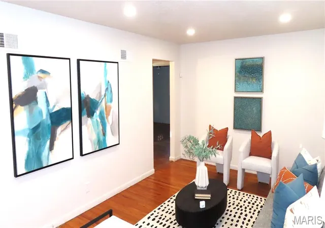 Photo 3 of Single family home for sale at 100 Florwood Ct, St Louis, MO 63135 | MLS# MIS26055520 | Listing updated on 2026-10-07