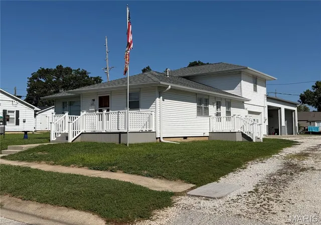 1st image of 122 W Elm St, Palmyra, MO 63461 | MLS# MIS26055548