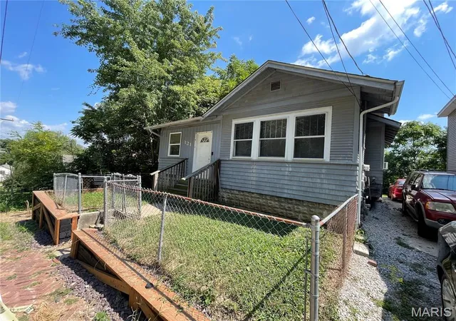 Photo 1 of Single family home for sale at 321 Dry St, Alton, IL 62002 | MLS# MIS26055561 | Listing updated on 2026-09-01