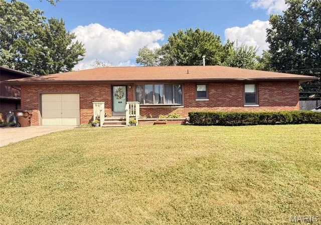 Photo 1 of Single family home for sale at 142 Reno Ave, East Alton, IL 62024 | MLS# MIS26055562 | Listing updated on 2026-09-01