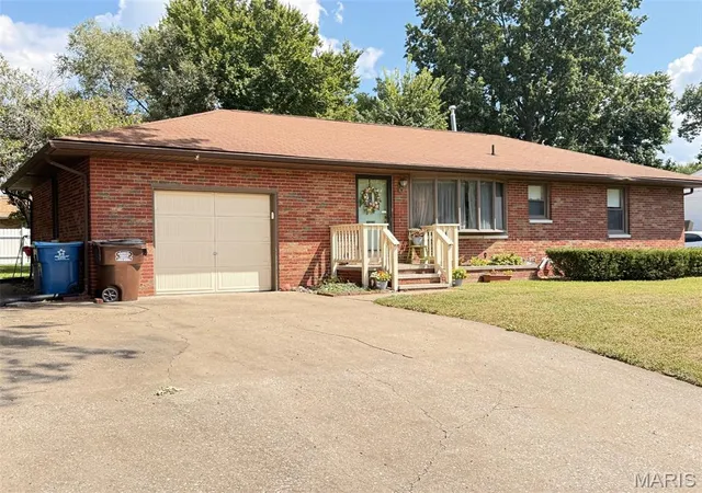 Photo 2 of Single family home for sale at 142 Reno Ave, East Alton, IL 62024 | MLS# MIS26055562 | Listing updated on 2026-09-01