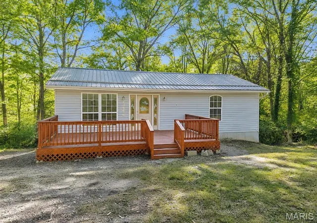 Photo 2 of Sale Pending at 13546 E Sunrise Lake Dr, De Soto, MO 63020 | MLS# MIS26055566 | Listing updated on 2026-10-04
