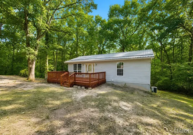 Photo 3 of Sale Pending at 13546 E Sunrise Lake Dr, De Soto, MO 63020 | MLS# MIS26055566 | Listing updated on 2026-10-04