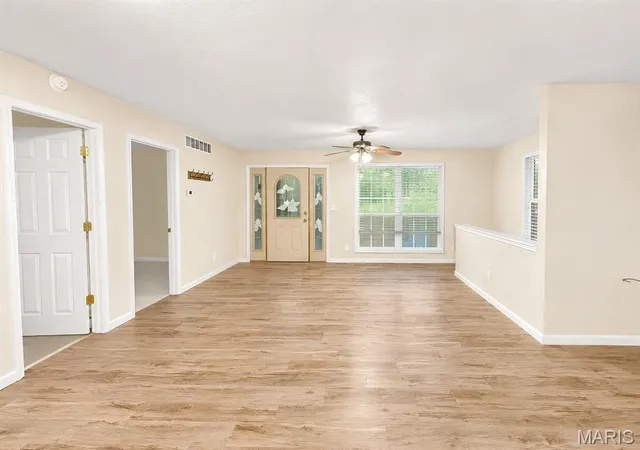 Photo 4 of Sale Pending at 13546 E Sunrise Lake Dr, De Soto, MO 63020 | MLS# MIS26055566 | Listing updated on 2026-10-04