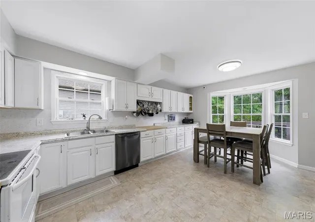 Photo 2 of Single family home for sale at 427 Timber Dr, Warrenton, MO 63383 | MLS# MIS26055568 | Listing updated on 2026-09-14