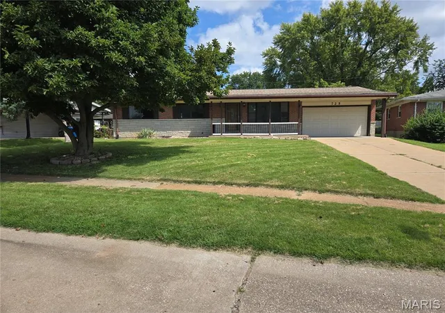 Photo 1 of Single family home for sale at 725 Mary Jo Ln, Hazelwood, MO 63042 | MLS# MIS26055576 | Listing updated on 2026-10-07