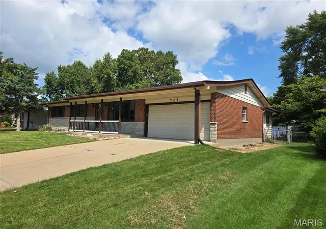 Photo 2 of Single family home for sale at 725 Mary Jo Ln, Hazelwood, MO 63042 | MLS# MIS26055576 | Listing updated on 2026-10-07