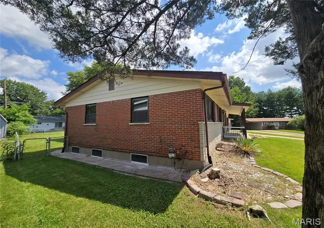 Photo 3 of Single family home for sale at 725 Mary Jo Ln, Hazelwood, MO 63042 | MLS# MIS26055576 | Listing updated on 2026-10-07