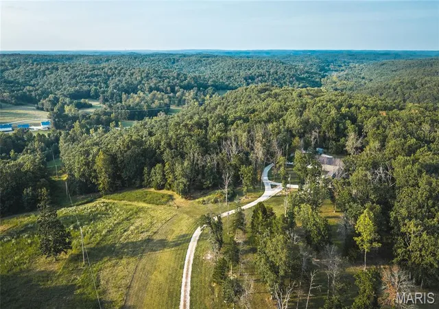 Photo 5 of House for sale at 404 Coyote Creek Ln, Climax Springs, MO 65324 | MLS# MIS26055579 | Listing updated on 2026-08-28