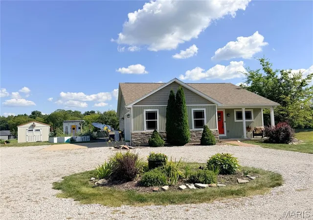 Photo 3 of Single family home for sale at 6730 Cardinal Dr, Waterloo, IL 62298 | MLS# MIS26055583 | Listing updated on 2026-10-05