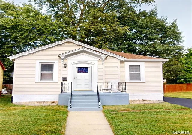 Photo 1 of Single family home for sale at 220 S Myrtle St, Edwardsville, IL 62025 | MLS# MIS26055585 | Listing updated on 2026-09-07