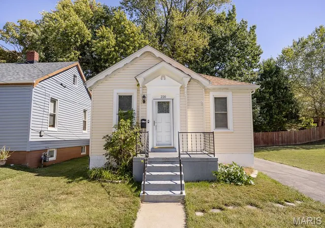 Single family home for sale at 220 S Myrtle St, Edwardsville, IL 62025 | MLS# MIS26055585