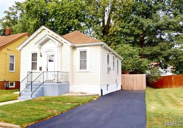 Photo 2 of Single family home for sale at 220 S Myrtle St, Edwardsville, IL 62025 | MLS# MIS26055585 | Listing updated on 2026-09-20