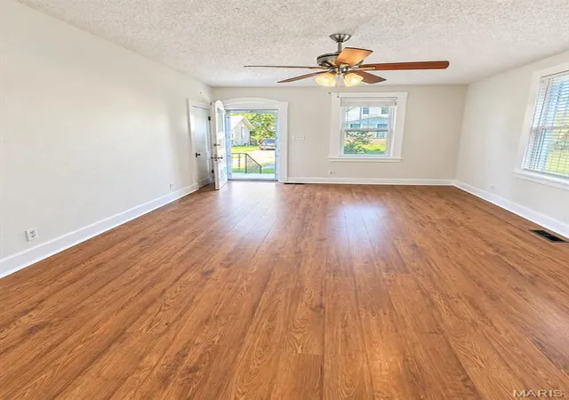 Photo 3 of Single family home for sale at 220 S Myrtle St, Edwardsville, IL 62025 | MLS# MIS26055585 | Listing updated on 2026-09-20