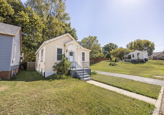 Photo 3 of Single family home for sale at 220 S Myrtle St, Edwardsville, IL 62025 | MLS# MIS26055585 | Listing updated on 2026-10-11
