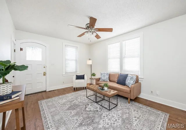 Photo 3 of Single family home for sale at 220 S Myrtle St, Edwardsville, IL 62025 | MLS# MIS26055585 | Listing updated on 2026-10-11
