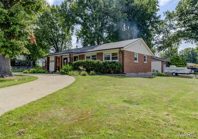 Photo 2 of Sale Pending at 20 Alpha Dr, Florissant, MO 63031 | MLS# MIS26055588 | Listing updated on 2026-09-01