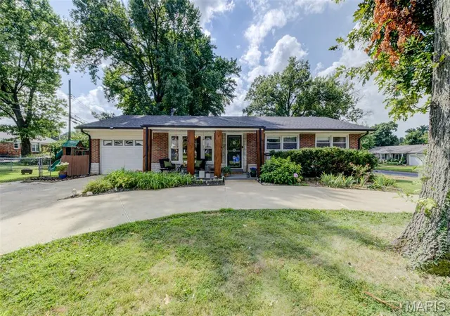 Photo 3 of Sale Pending at 20 Alpha Dr, Florissant, MO 63031 | MLS# MIS26055588 | Listing updated on 2026-09-01