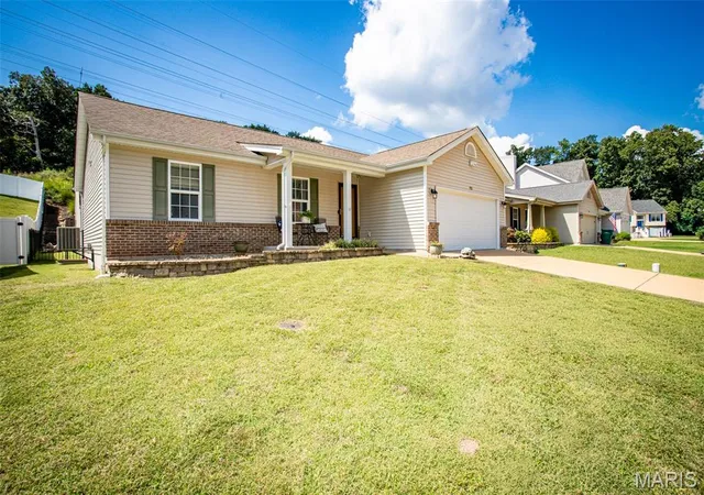 Photo 3 of Sale Pending at 921 San Luis Dr, Fenton, MO 63026 | MLS# MIS26055593 | Listing updated on 2026-09-02