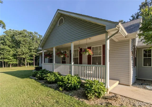 Photo 3 of Sale Pending at 484 Dunham Rd, Saint James, MO 65559 | MLS# MIS26055602 | Listing updated on 2026-09-28