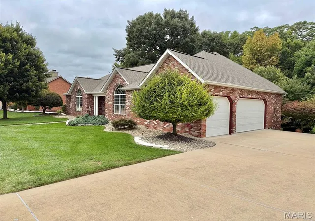 Photo 1 of Single family home for sale at 6 Timberwood Dr, Maryville, IL 62062 | MLS# MIS26055612 | Listing updated on 2026-10-04