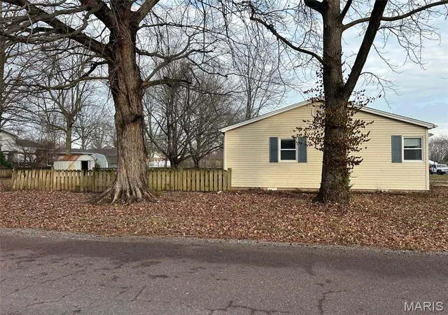 Photo 2 of Single family home for sale at 1601 Foster Dr, Belleville, IL 62226 | MLS# MIS26055614 | Listing updated on 2026-08-31