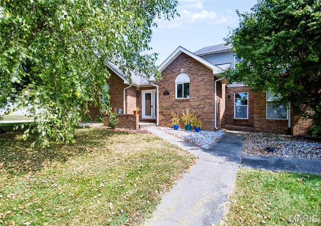 Photo 1 of Townhouse for sale at 1003 Angela Ct, Jerseyville, IL 62052 | MLS# MIS26055617 | Listing updated on 2026-08-31