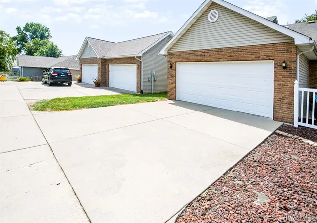 Photo 2 of Townhouse for sale at 1003 Angela Ct, Jerseyville, IL 62052 | MLS# MIS26055617 | Listing updated on 2026-08-31