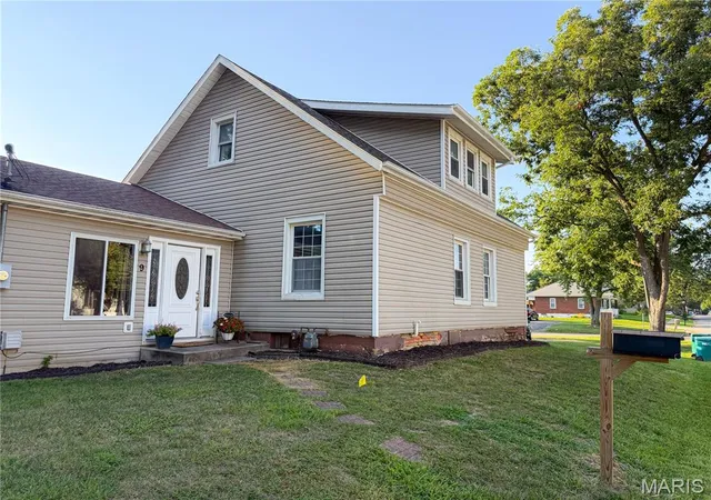 Photo 1 of Single family home for sale at 9 S Hickory St, Smithton, IL 62285 | MLS# MIS26055636 | Listing updated on 2026-09-14