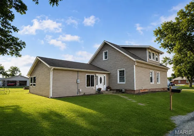 Photo 2 of Single family home for sale at 9 S Hickory St, Smithton, IL 62285 | MLS# MIS26055636 | Listing updated on 2026-09-14