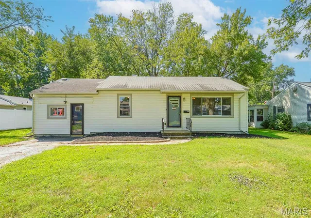 Photo 1 of Single family home for sale at 2 Manas Dr, Belleville, IL 62226 | MLS# MIS26055643 | Listing updated on 2026-08-28