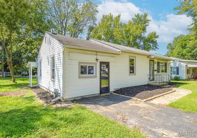 Photo 2 of Single family home for sale at 2 Manas Dr, Belleville, IL 62226 | MLS# MIS26055643 | Listing updated on 2026-08-28