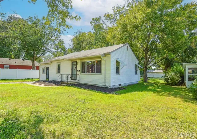 Photo 3 of Single family home for sale at 2 Manas Dr, Belleville, IL 62226 | MLS# MIS26055643 | Listing updated on 2026-08-28