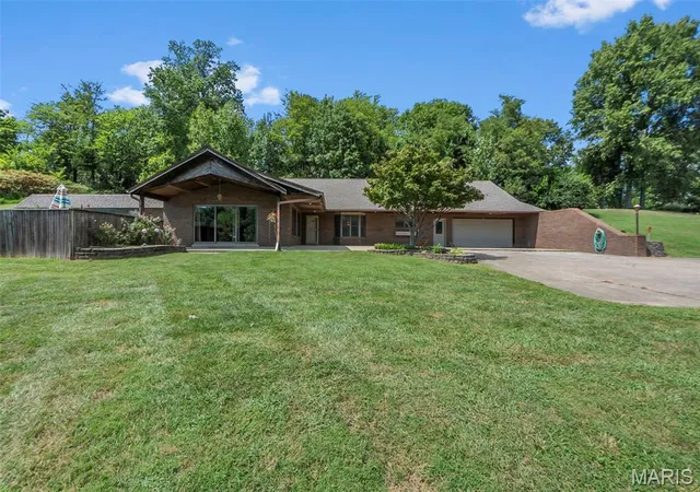 Photo 1 of Single family home for sale at 7 Greenbriar Ln, Chester, IL 62233 | MLS# MIS26055646 | Listing updated on 2026-09-04