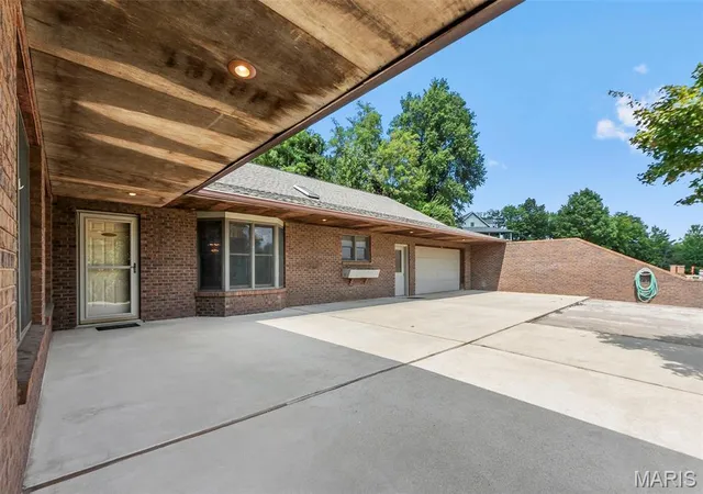 Photo 2 of Single family home for sale at 7 Greenbriar Ln, Chester, IL 62233 | MLS# MIS26055646 | Listing updated on 2026-09-04