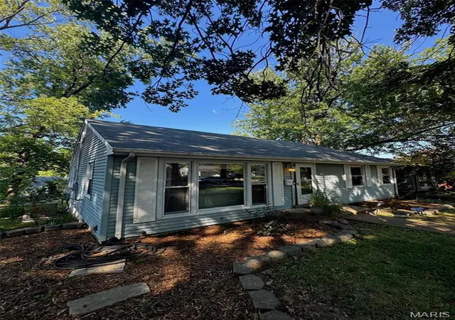 Photo 4 of Sale Pending at 7009 Greenholly Dr, Saint Louis, MO 63123 | MLS# MIS26055649 | Listing updated on 2026-09-20