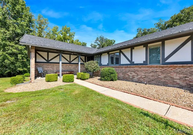 Photo 2 of Single family home for sale at 2 Bridal Oak Ct, O'fallon, MO 63366 | MLS# MIS26055678 | Listing updated on 2026-09-06